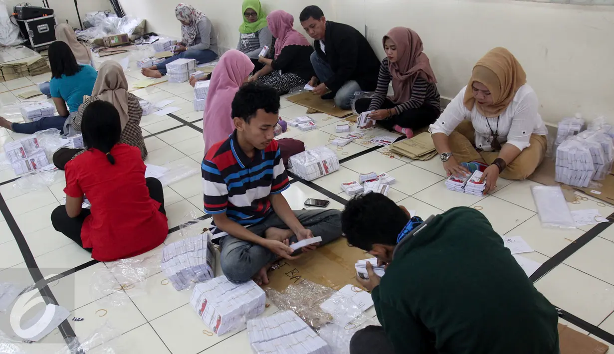 KPU Kota Administrasi Jakarta Barat distribusikan 2000 lebih alat bantu bagi pemilih tunanetra untuk tiap TPS di wilayah Jakarta Barat, Jakarta, Kamis (2/2). (Liputan6.com/Yoppy Renato)