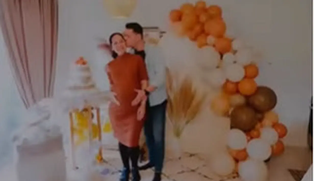 Gracia Indri pun melengkapi penampilannya hanya dengan membawa shoulder leather bag, mengenakan jam tangan, bando andalannya. (instagram/graciaz14)