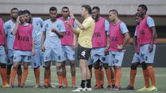 Pelatih Timnas Fiji, Christope Gamel, memimpin latihan jelang laga melawan Indonesia di Stadion Patriot, Bekasi, Jumat, (1/9/2017). Fiji akan menjalani laga Persahabatan melawan Indonesia. (Bola.com/M Iqbal Ichsan)