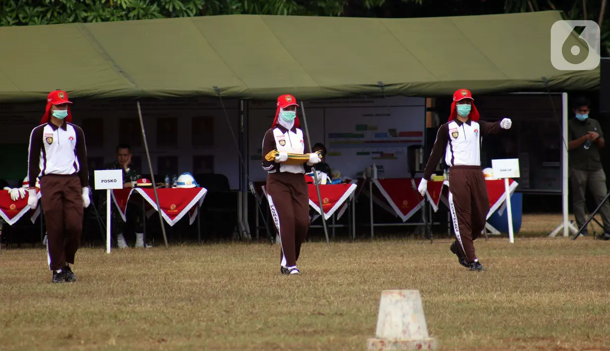 Anggota Pasukan Pengibar Bendera Pusaka (Paskibraka) melakukan saat latihan di Lapangan PP-PON, Jakarta, Selasa (11/8/2020). Latihan ini persiapan jelang pelaksanaan Upacara Peringatan 75 tahun Kemerdekaan Indonesia di Istana Negara, Jakarta. (Liputan6.com/Helmi Fithriansyah)