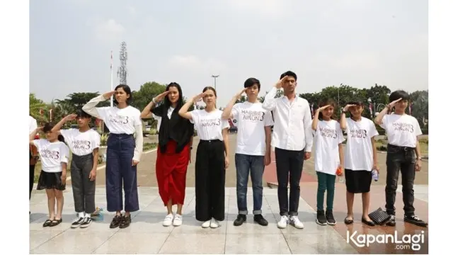 Para pemain Habibie dan Ainun kompak mengenakan baju berwarna putih saat ziarah ke makam Habibie.