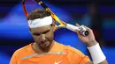 Petenis Spanyol, Rafael Nadal, tampak kecewa usai ditaklukkan petenis Amerika Serikat, Mackenzie McDonald, pada Australian Open 2023 di Melbourne Park, Rabu (18/1/2023). Nadal kalah 6-4, 6-4, 7-5 dari Mackenzie. (AP Photo/Asanka Brendon Ratnayake)