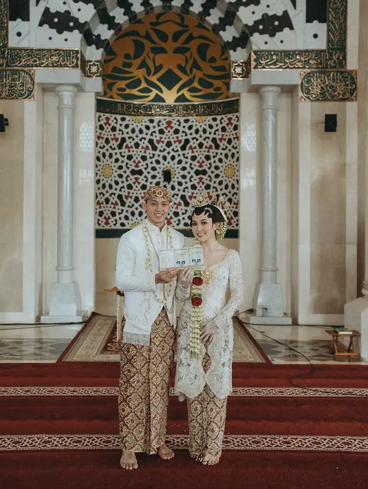 Ribka kemudian melengkapi penampilannya dengan sanggul klasik dan beberapa ronce melati serta aksesori khas Jawa. Selamat untuk pernikahannya Rian dan Ribka! [@morden.co].
