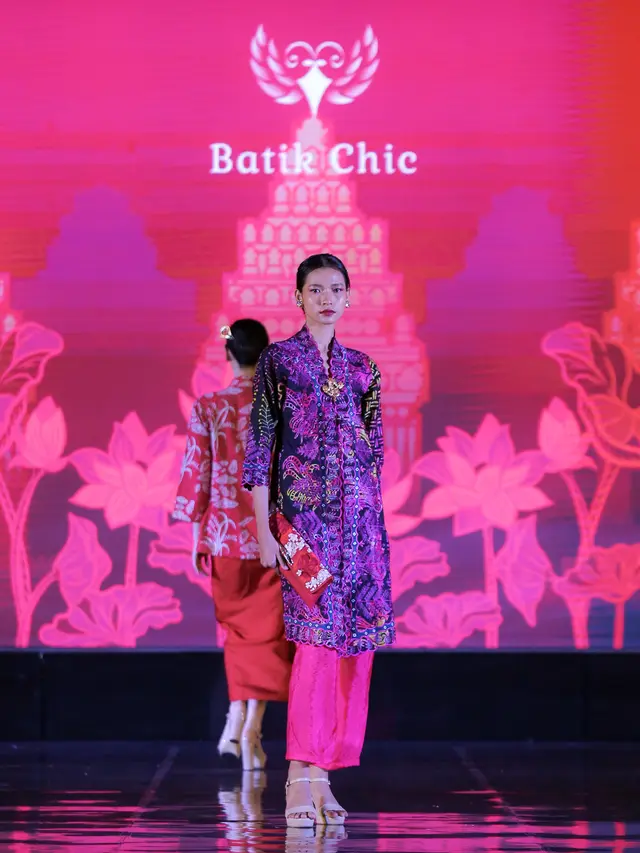 Eksplorasi Kekayaan Flora Fauna Batik Karawang Lewat Koleksi Kebaya Meriah Rancangan Novita Yunus