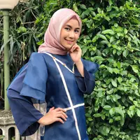 Makin pengin cantik berhijab seperti seleb kece ini. (Sumber foto: anisarahma_12/instagram)