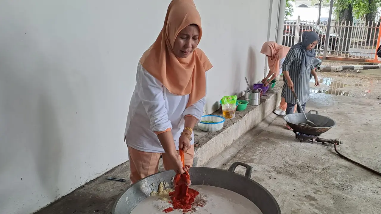 Ibu-ibu Dharma Wanita BPBD Sumbar memasak rendang untuk korban gempa Cinajur. (Liputan6.com/ Novia Harlina)