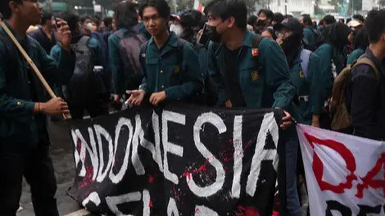 Ogah Ikut Imbauan Polisi, Mahasiswa Tetap Demo di Patung Kuda Bawa 9 Tuntutan Ini