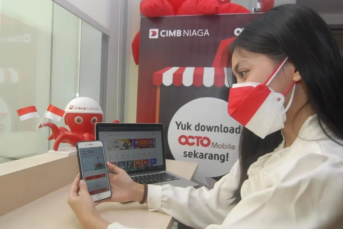 Nasabah melakukan pembayaran belanja di salah satu e-commerce menggunakan Scan QRIS OCTO Mobile dari CIMB Niaga di Jakarta, Rabu (18/8/2021). (Dok CIMB Niaga)