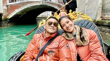 Tampil kompak bersama sang istri, Judika dan Duma tampil mengenakan busana couple bak pasangan muda. Seperti halnya saat seru naik gondola, keduanya abadikan momen kebersamaan yang tampil mencuri perhatian netizen.  (Liputan6.com/IG/@jud1ka)