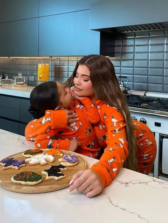 Orange snoopy sweatshirt ini sangat hangat untuk kamu dan si cantik kenakan saat di rumah saja. (instagram/kyliejenner)
