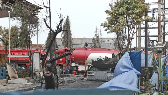 Truk Tangki yang Terbakar di SPBU Jagakarsa