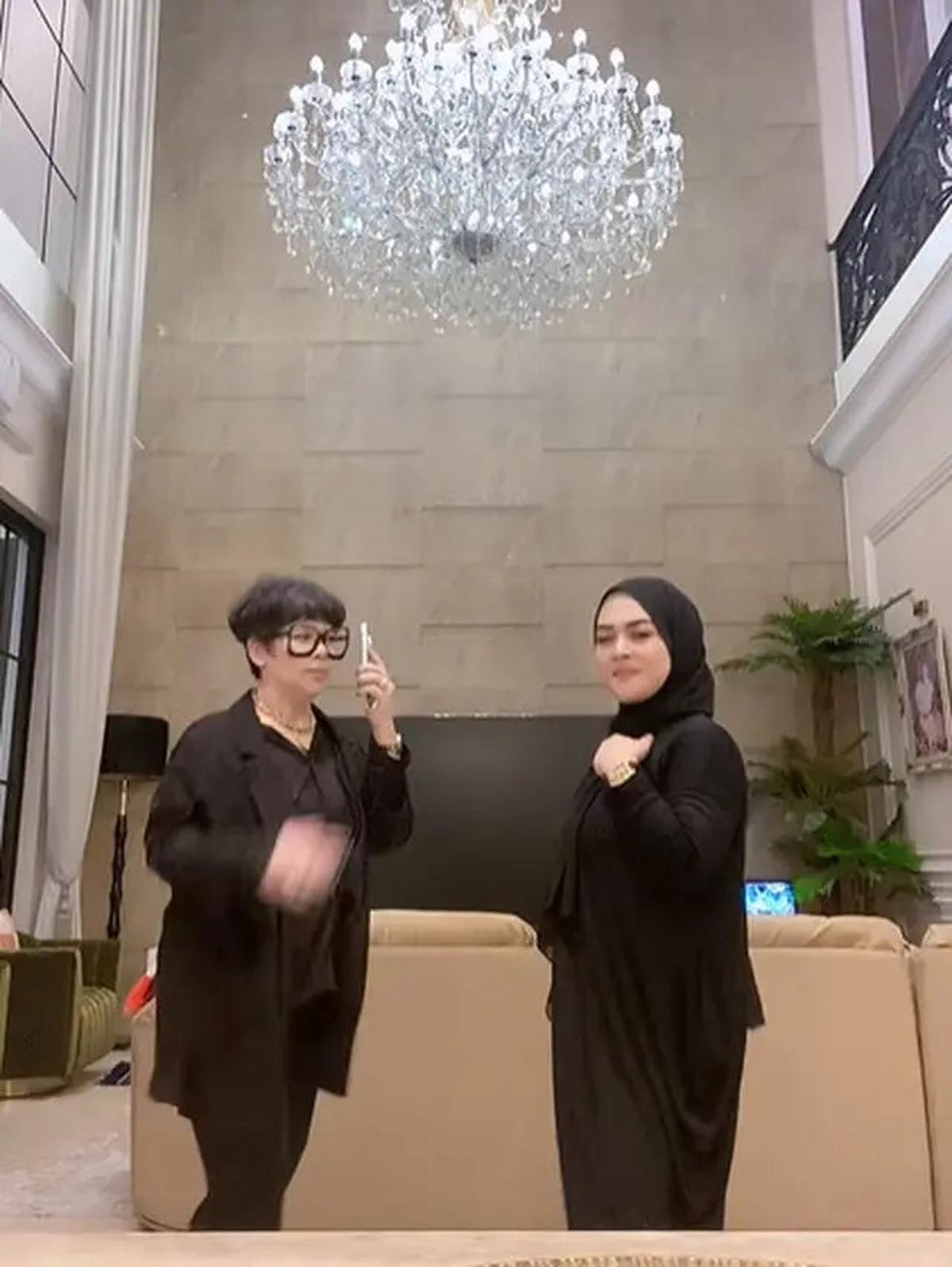Potret Ruang Keluarga Aisyahrani Bergaya Modern Klasik dengan Dinding Batu Alam, Elegan dan Mewah