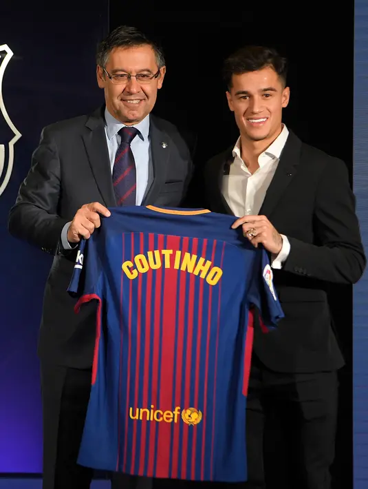 Gelandang baru Brasil asal Brasil Philippe Coutinho (kanan) berpose dengan jersey barunya di samping Presiden Barcelona FC Josep Maria Bartomeu saat presentasi resminya di Barcelona (8/1). (AFP Photo/Lluis Gene)