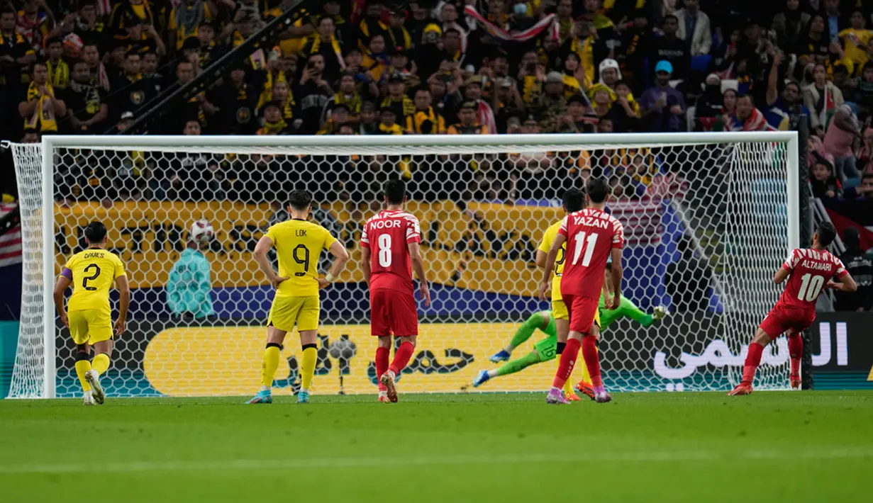 Berkat hasil ini, Yordania pun untuk sementara berhak memuncaki klasemen Grup E dengan poin 3, unggul selisih gol dari Korea Selatan. Di sisi lain, Malaysia harus puas terpuruk di dasar klasemen. (AP Photo/Aijaz Rahi)