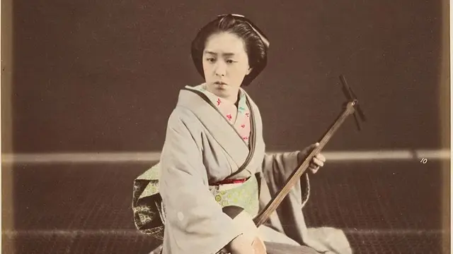 Geisha di Tokyo berpose dengan alat musik shamisen, sekitar tahun 1870-an (Wikipedia/The Metropolitan Museum of Art)