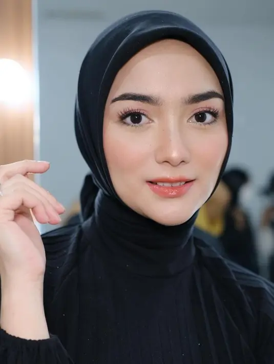 Buat kamu yang ingin foto prewedding, busana hitam juga cocok digunakan. DItambah lagi makeup flawless yang membuat penampilanmu semakin memukau. [instagram/citraciki]
