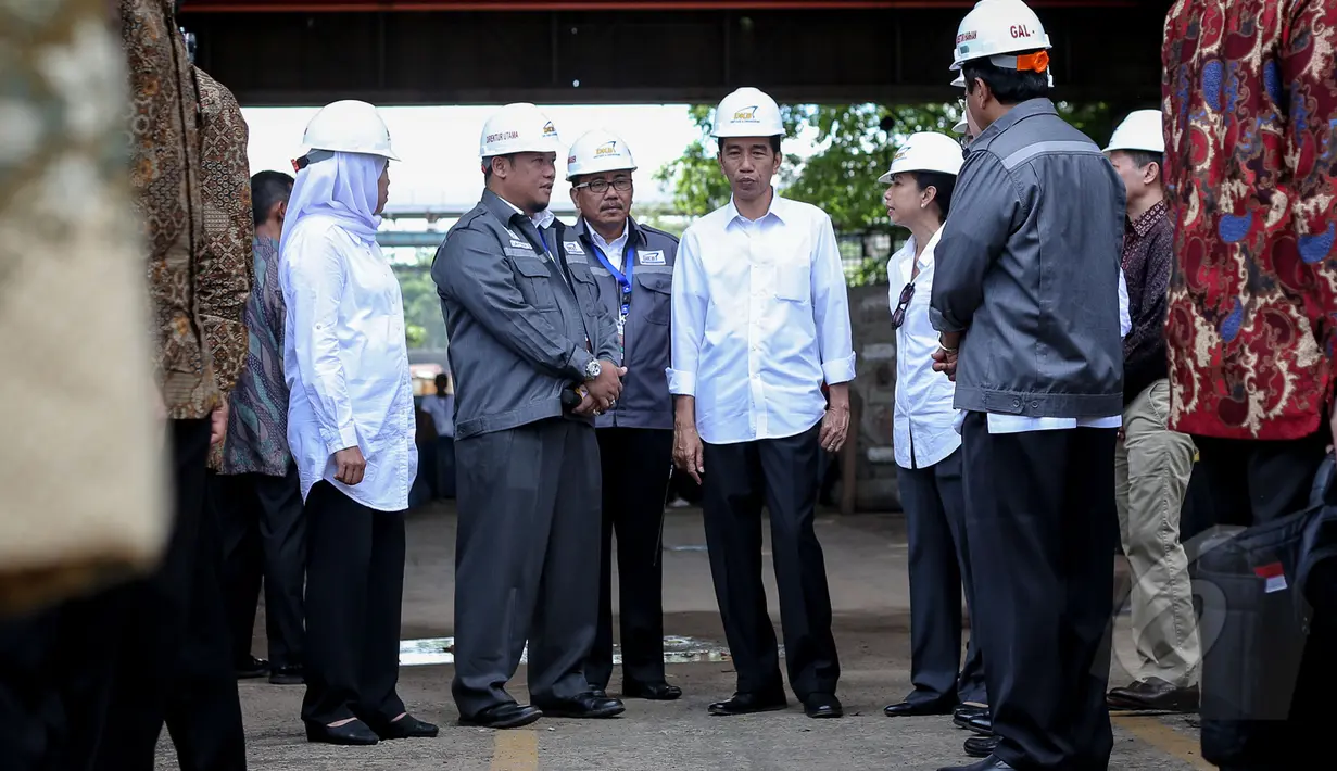 Presiden Joko Widodo didampingi sejumlah menteri meninjau bengkel pembuatan kapal di PT Dok Kodja Bahari, Cilincing, Jakarta Utara, Selasa (28/4/2015). (Liputan6.com/Faizal Fanani)