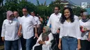 Gubernur DKI Jakarta Anies Baswedan bersama istri dan anaknya berjalan menuju TPS 60 Cilandak Barat untuk menggunakan hak suaranya dalam Pemilu 2019, Rabu (17/4). Anies dan keluarganya berjalan kaki dari rumahnya menuju TPS 60 yang berjarak kurang lebih 300 meter. (Liputan6.com/Ika Defianti)