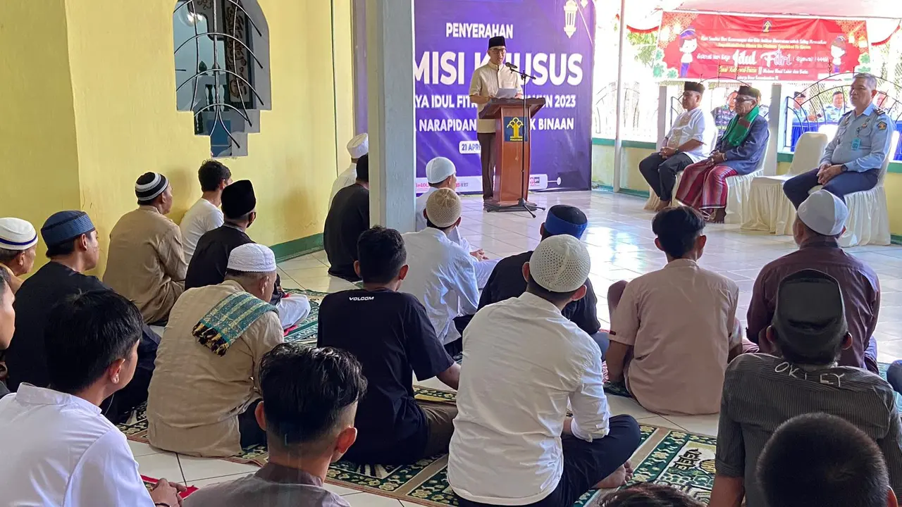 Lumbuun saat membacakan dan menyerahkan SK Remisi Khusus Lebaran Idul Fitri bagi WBP di Lapas Kelas IIA Manado, Sabtu (22/4/2023).