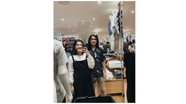 Meski terpaut usia 7 tahun, keduanya selalu terlihat romantis diberbagai kesempatan.
