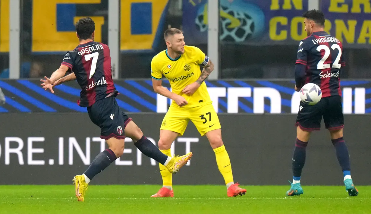Pemain Bologna Charalampos Lykogiannis (kanan) mencetak gol ke gawang Inter Milan pada pertandingan sepak bola Liga Italia di Stadion San Siro, Milan, Italia, 9 November 2022. Inter Milan mengalahkan Bologna dengan skor 6-1. (AP Photo/Luca Bruno)