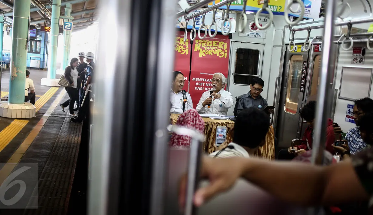 Suasana dalam diskusi peringatin hari anti korupsi di dalam KRL Jakarta-Bogor, Rabu (21/12). Diskusi tersebut bertemakan penyelamatan aset negara dari korupsi. (Liputan6.com/Faizal Fanani)