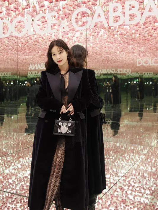 Alas bedak yang mencerahkan dan melembabkan ini menawarkan perlindungan SPF 50 PA++++, memberikan hidrasi selama 24 jam dan kulit yang semakin cerah. [Foto: Dolce&Gabbana]