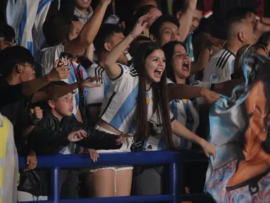 Pendukung Timnas Argentina U-17 melakukan selebrasi ketika salah satu pemain mencetak gol ke gawang Timnas Jepang U-17 dalam pertandingan kedua Grup D Piala Dunia U-17 2023 yang berlangsung di Stadion Si Jalak Harupat, Kabupaten Bandung, Jawa Barat, Selasa (14/11/2023). Timnas Argentina U-17 berhasil mengalahkan Jepang U-17 dengan skor 3-1. (Bola.com/Ikhwan Yanuar)