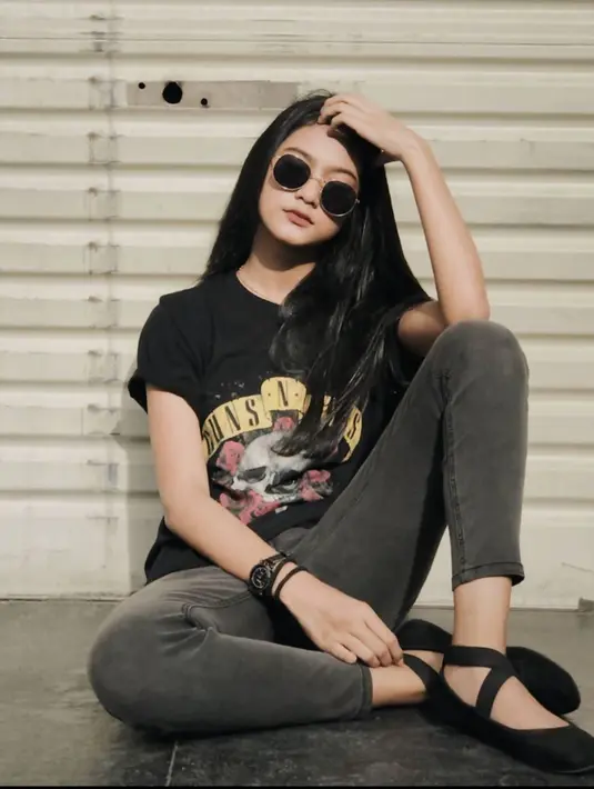 Selalu tampil stylish dengan berbagai gaya, Vio kerap mengunggah berbagai potretnya saat tampil dengan busana kasual. Selain itu ia memadukan gayanya tersebut dengan berbagai kacamata. Semakin menawan banyak netizen dan seleb pun kerap memuji penampilannya tersebut. (Liputan6.com/IG/@flaviozavieraa)