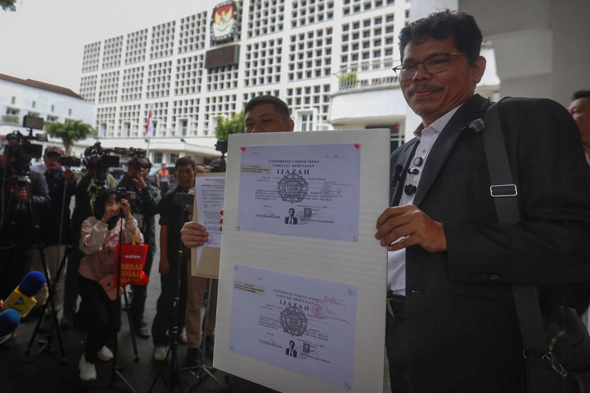 FOTO: Bonatua Silalahi Tunjukkan Salinan Ijazah Joko Widodo Tanpa Sensor di KPU RI