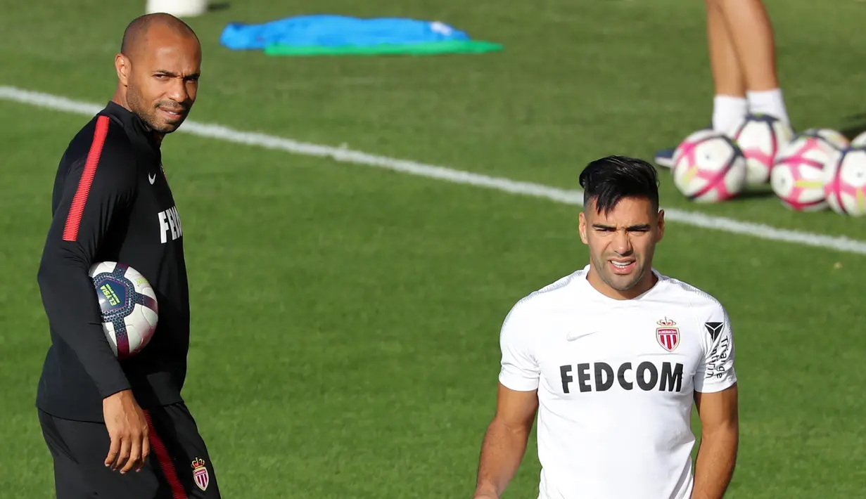 Pelatih baru AS Monaco, Thierry Henry melihat para pemainnya berlatih  di La Turbie, dekat Monaco, Prancis (18/10). Ini merupakan klub pertama Henry menjadi pelatih kepala. (AFP Photo/Valery Hache)