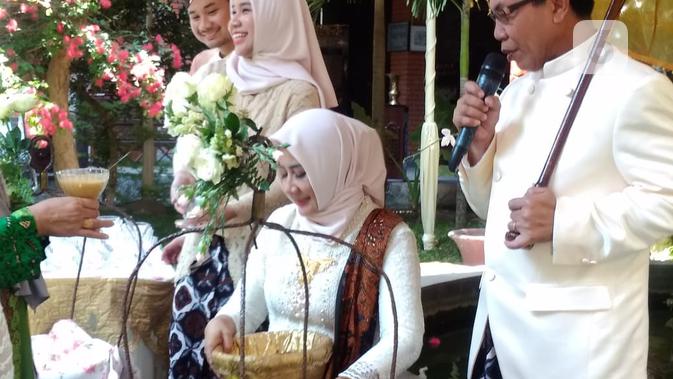 Ritus dodol dawet dalam rangkaian tradisi pernikahan, dibalut motif Ceplok Grompol Cattleya dari Sanggar Batik Semarang 16