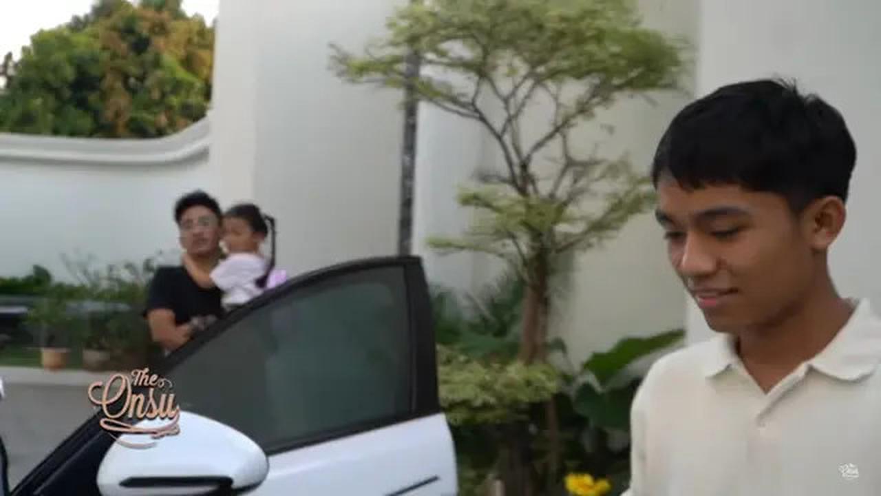 7 Potret Ruben Onsu Belikan Betrand Peto Mobil Mewah, Modal Berangkat Kuliah