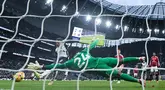 Pemain Tottenham Hotspur, James Maddison, mencetak gol ke gawang Manchester United pada laga pekan ke-25 Liga Inggris di Stadion Tottenham Hotspur, Minggu (16/2/2025). (AFP/Glyn Kirk)