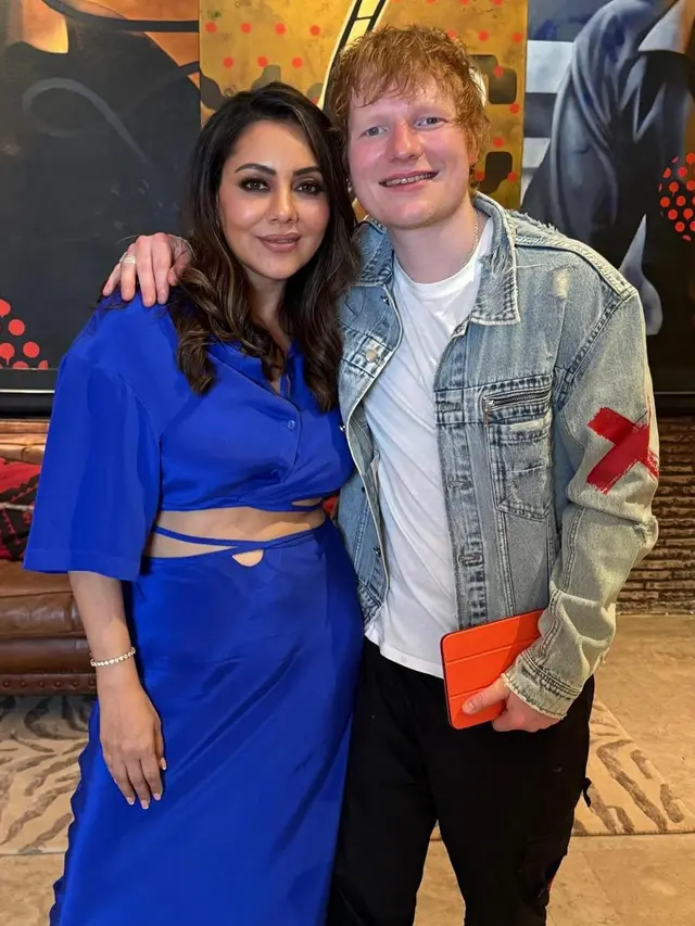 6 Potret Pertemuan Shah Rukh Khan dan Ed Sheeran, Ajari Tarian Khasnya