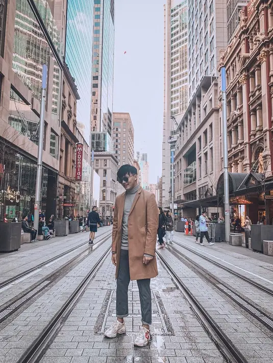 Ada juga inspirasi padu padan turtleneck yang dipadu dengan coat berwarna beige dan tak lupa sneaker putih. Buat tampilan lebih santai, Rizky lupa pakai sunglasses. Inilah gaya Rizky Febian saat menikmati waktu di luar negeri.(Liputan6.com/IG/@rizkyfbian)
