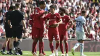 Pemain Liverpool, Wataru Endo (tengah) berbincang dengan rekannya, Virgil van Dijk pada laga pekan kedua Liga Inggris 2023/2024 melawan Bournemouth di Anfield, Liverpool, Sabtu (20/08/2023) malam WIB. (AP Photo/Rui Vieira)
