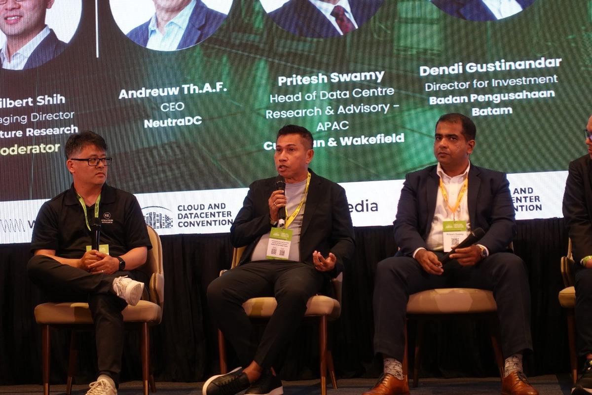 Panel Diskusi SIJORI - Cloud and Datacenter Convention 2025 di Singapura