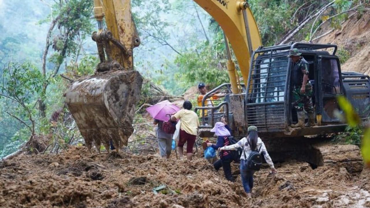 Kodam I/BB Sukses Buka Akses Longsor Tarutung-Sibolga Sepanjang 42 KM, Distribusi Bantuan Lancar