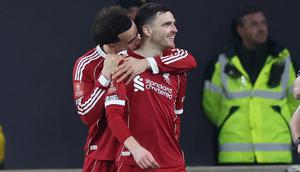 Bek Liverpool asal Skotlandia bernomor punggung 26, Andrew Robertson (kanan), merayakan gol pembuka bersama gelandang Liverpool asal Inggris bernomor punggung 17, Curtis Jones (kiri), setelah mencetak gol tersebut dalam pertandingan putaran kelima Piala FA Inggris antara Wolverhampton Wanderers dan Liverpool di stadion Molineux di Wolverhampton, Inggris tengah, pada 7 Maret 2026. (Darren Staples/AFP)