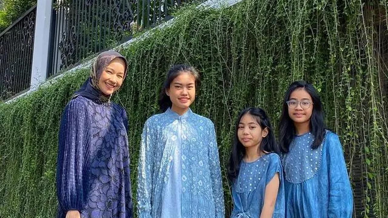 Berikut adalah salah satu momen kebersamaan Alya Rohali dengan ketiga putrinya. Dari potret ini terlihat bahwa Adjani, Nadja, dan Diarra, ketiga anak Alya Rohali, memiliki wajah yang cantik dan memesona seperti sang ibu.