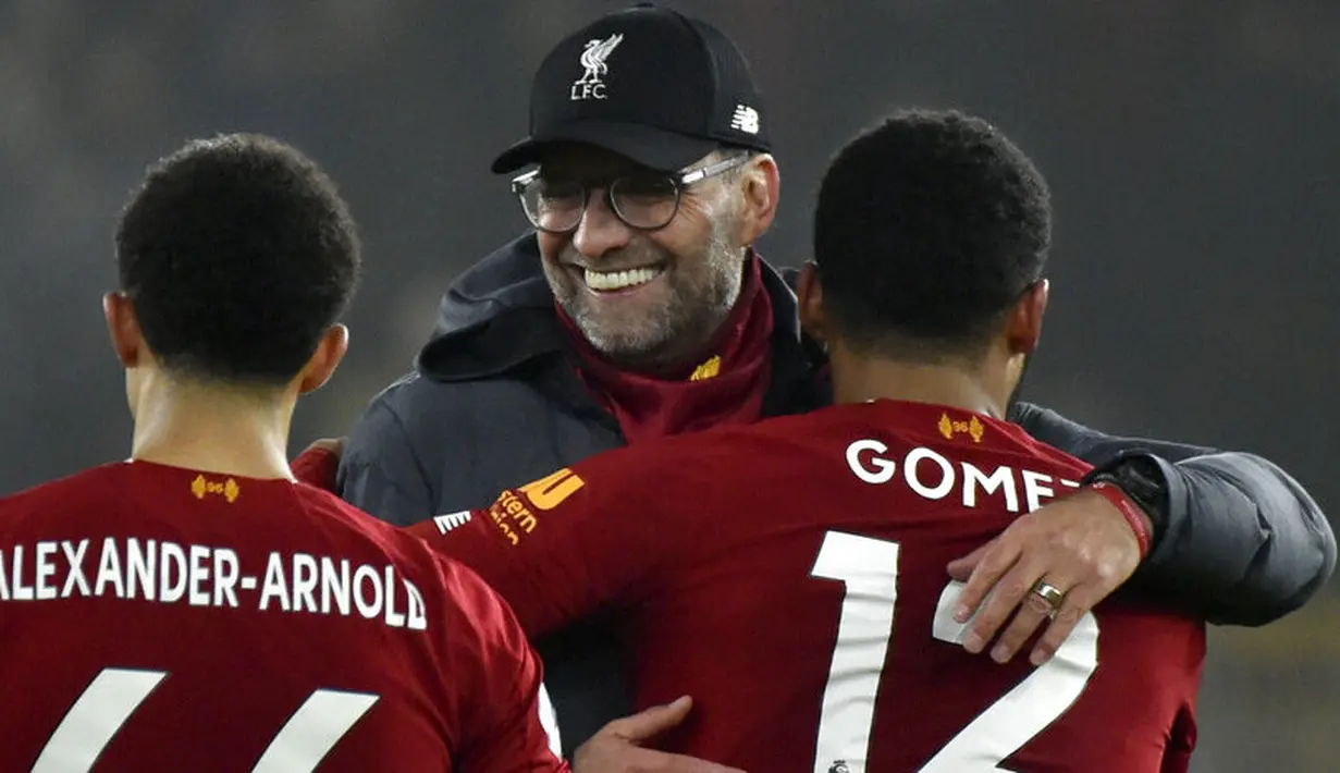 Pelatih Liverpool, Jurgen Klopp, memeluk para pemain nya usai melawan Wolverhampton Wanderers pada laga Premier League di Stadion Molineux, Kamis (23/01/2020). Liverpool menang dengan skor 2-1. (AP/Rui Vieira)