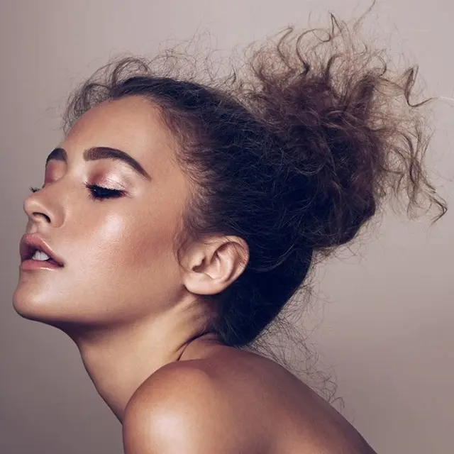 1 Foundation Bisa Berfungsi Jadi Moisturizer Concealer Highlighter Dan Base Lipstick Beauty Fimela Com