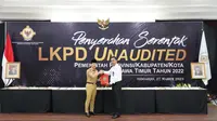 Bupati Trenggalek Mochammad Nur Arifin menyerahkan langsung LKPD Unaudited Pemda Trenggalek kepada Kepala Perwakilan BPK Jawa Timur, Karyadi.
