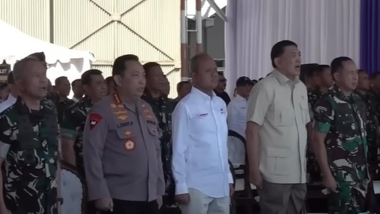 Kejutan Sosok Letkol Berseragam Loreng Temani Menhan Serahkan Maung ke Panglima-Kapolri