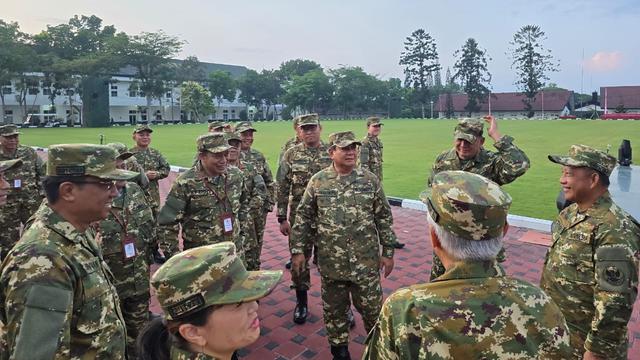 Presiden Prabowo Subianto dan Wakil Presiden RI Gibran Rakabuming Raka menghadiri retreat hari pertama Kabinet Merah Putih di Akademi Militer (Akmil) Magelang, Jawa Tengah, Jumat. (Dok: PCO)