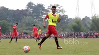 Sandi Sute saat melakukan sesi latihan bersama Persija Jakarta di Sawangan, Sabtu (21/1/2017). (Bola.com/Nicklas Hanoatubun)