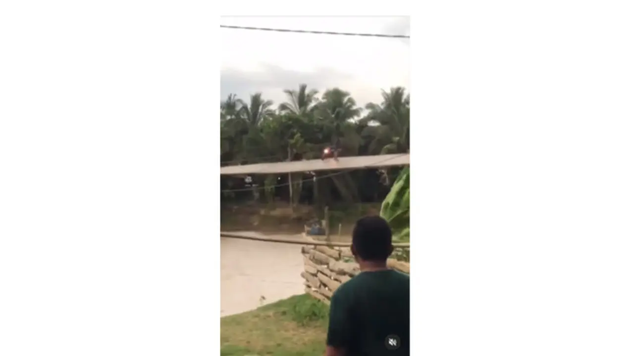 Pengendara Motor Jatuh Dari Jembatan Akibat Angin Kencang