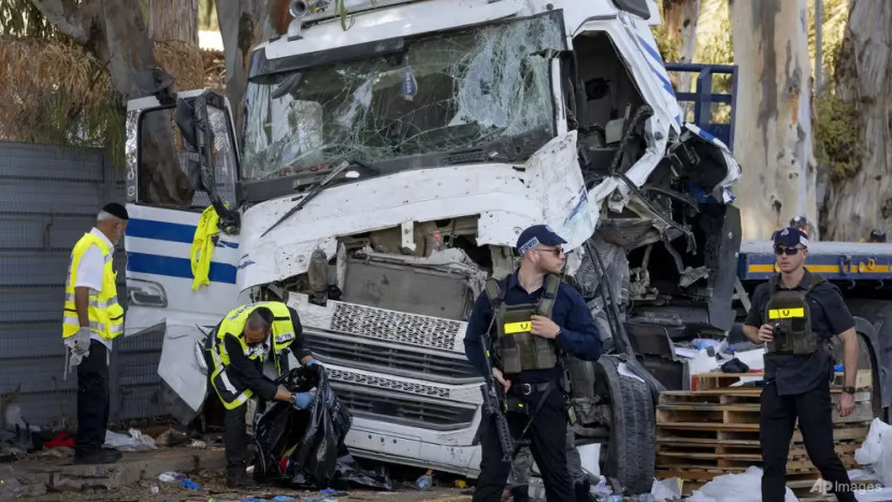 Sebuah truk menabrak kerumunan orang di dekat markas intel Israel Mossad, Minggu (27/10). (AP/Oded Balilty)