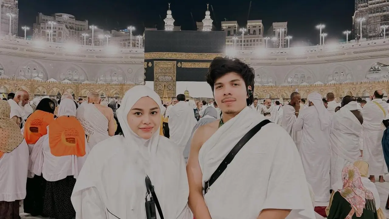 Atta Halilintar dan Aurel Hermansyah di Depan Ka'bah, Masjidil Haram